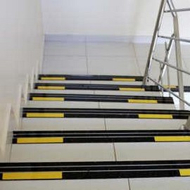 Faixa de sinalização visual para degraus de escada