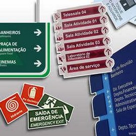 Placas de comunicação visual interna